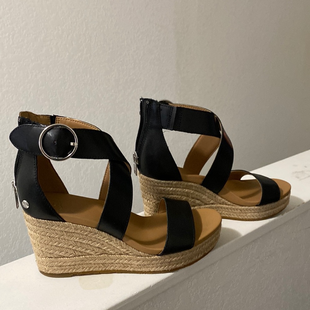 Ugg used like new size 6 black